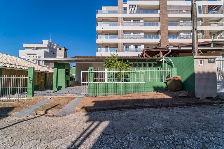 Casa localizada no Centro de Bombinhas
