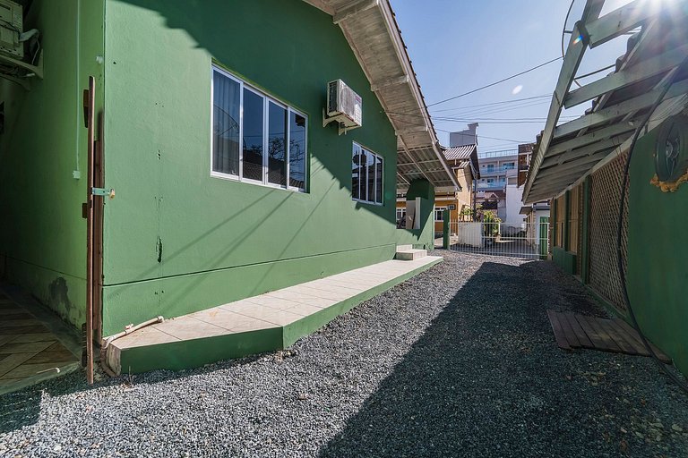 Casa localizada no Centro de Bombinhas