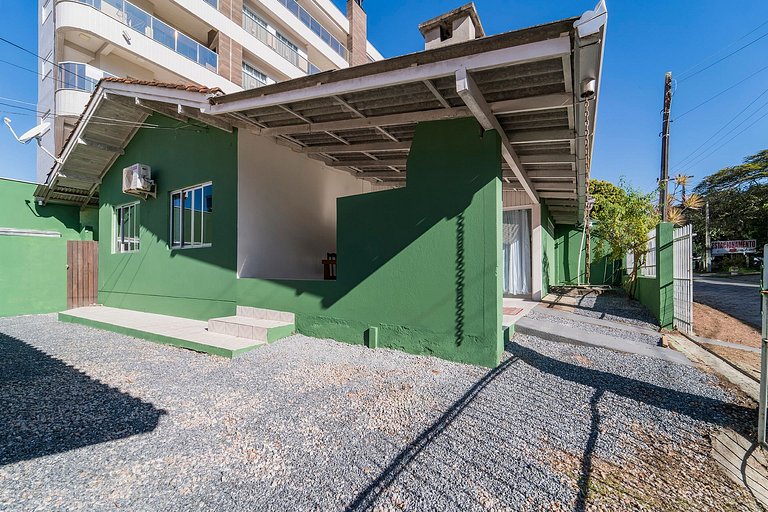 Casa localizada no Centro de Bombinhas