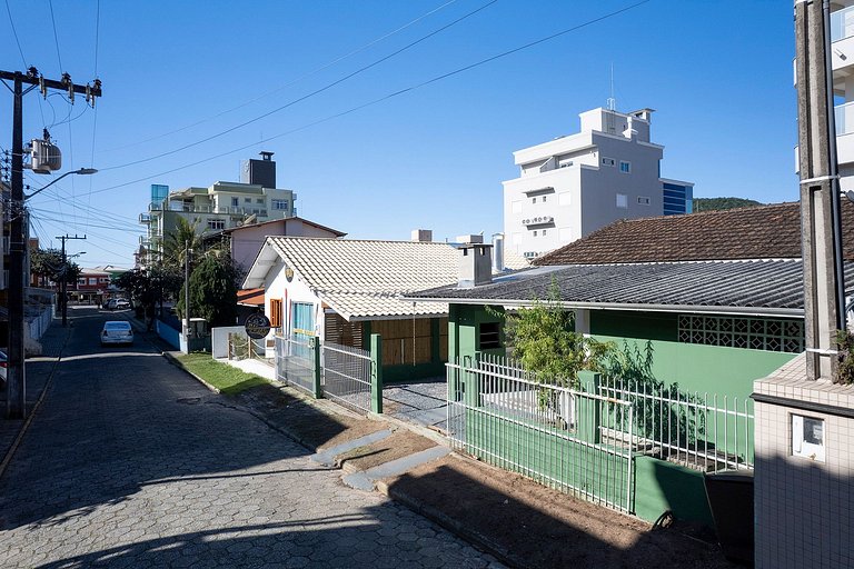 Casa localizada no Centro de Bombinhas