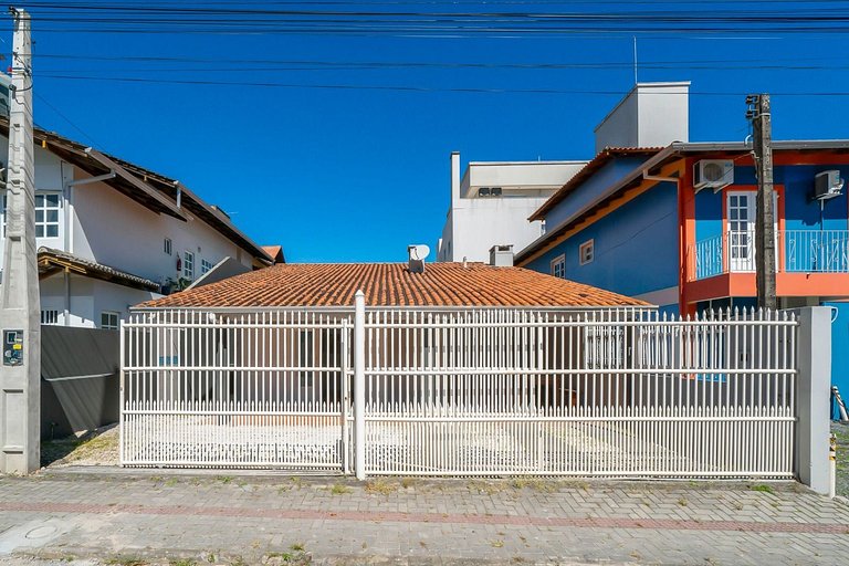 Linda Casa em Bombas a 150m da Praia