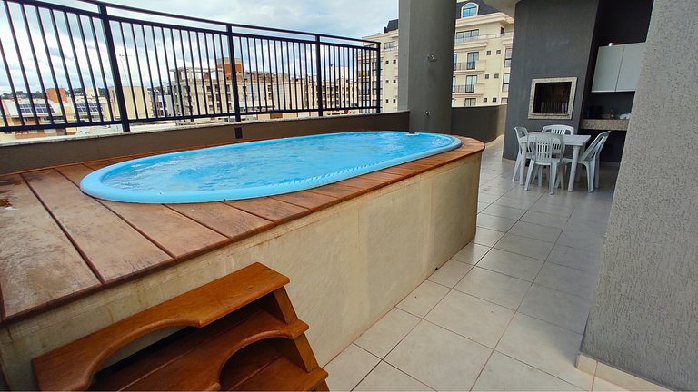 Cobertura com Piscina e Vista Mar a 4 Minutos da Praia de Bo
