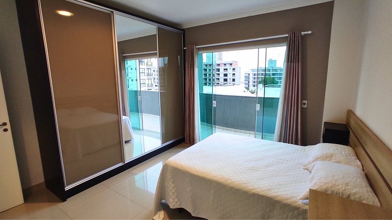 Cobertura com Piscina e Vista Mar a 4 Minutos da Praia de Bo