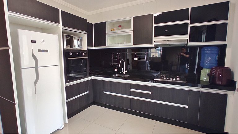 Cobertura com Piscina e Vista Mar a 4 Minutos da Praia de Bo