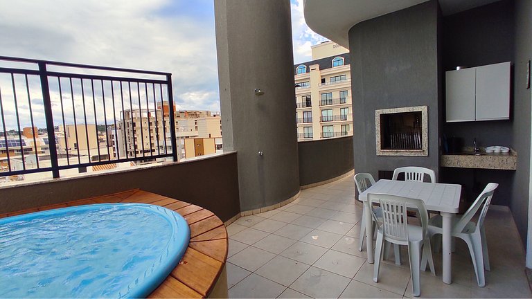 Cobertura com Piscina e Vista Mar a 4 Minutos da Praia de Bo