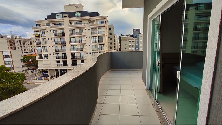 Cobertura com Piscina e Vista Mar a 4 Minutos da Praia de Bo