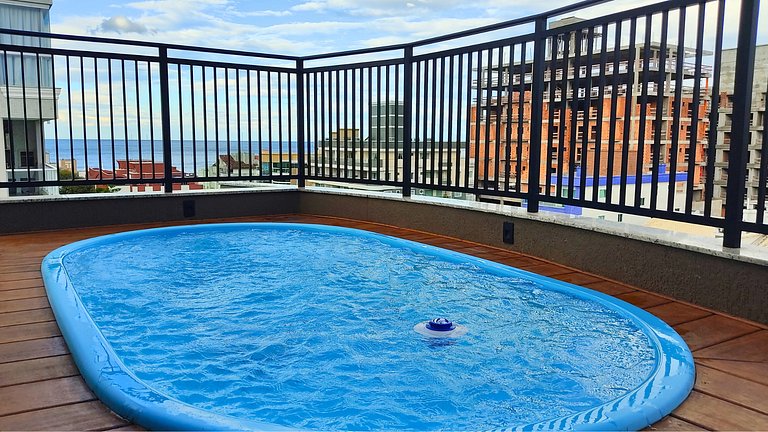 Cobertura com Piscina e Vista Mar a 4 Minutos da Praia de Bo