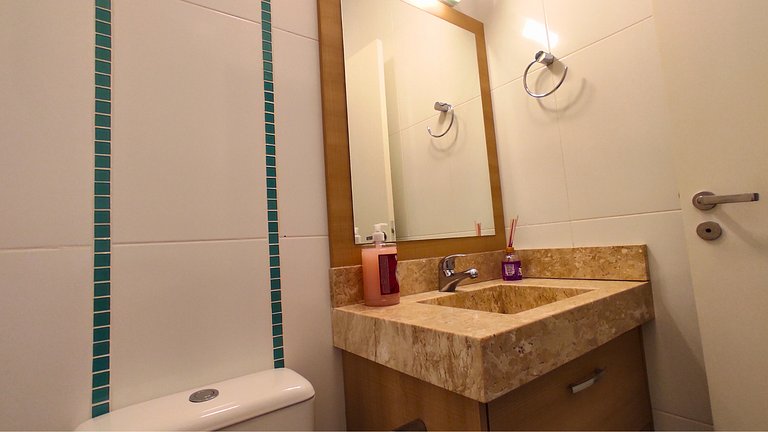 Cobertura com Piscina e Vista Mar a 4 Minutos da Praia de Bo